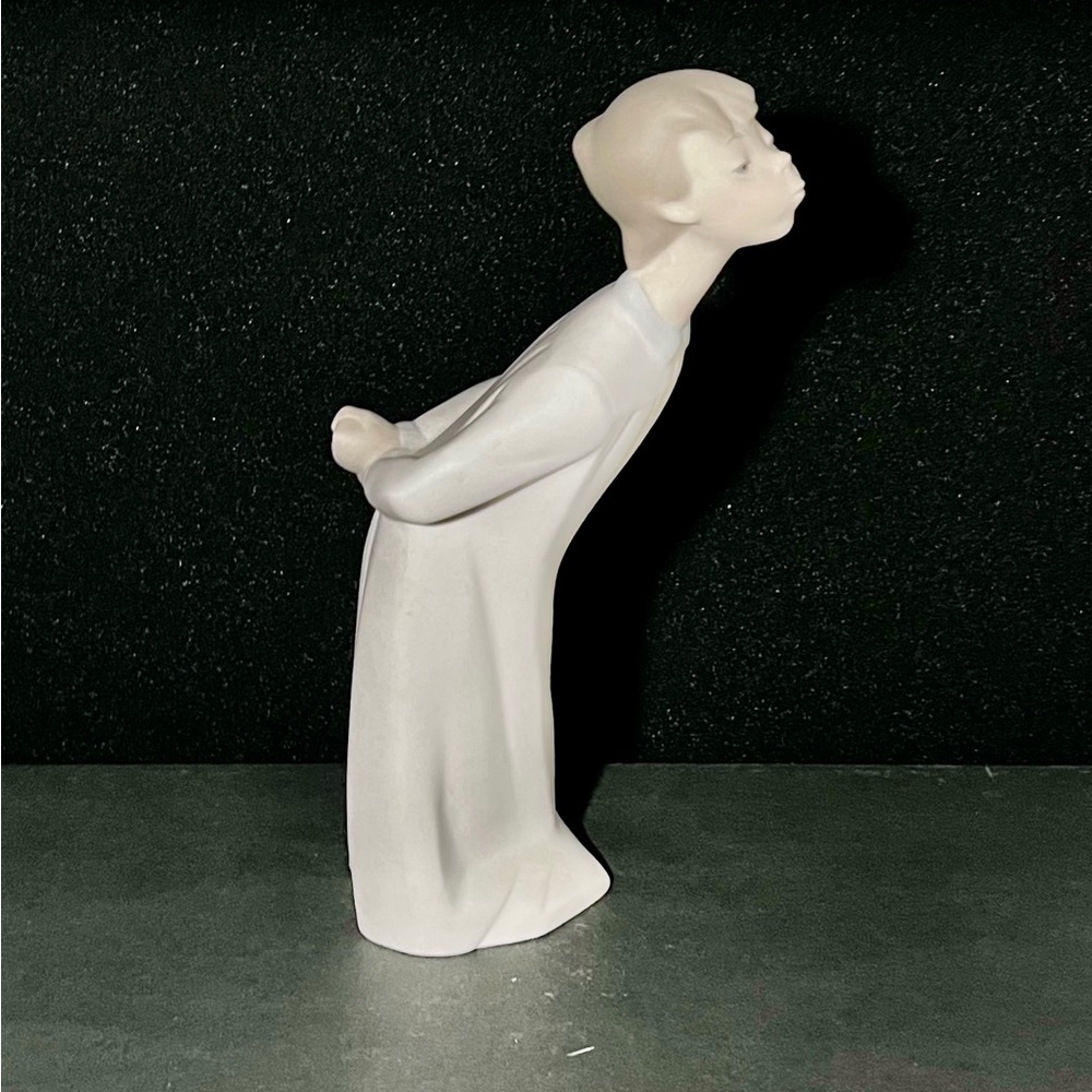 Vintage 1974 Retired LLADRO Figurine‎ “Boy Kissing goodnight” 8”